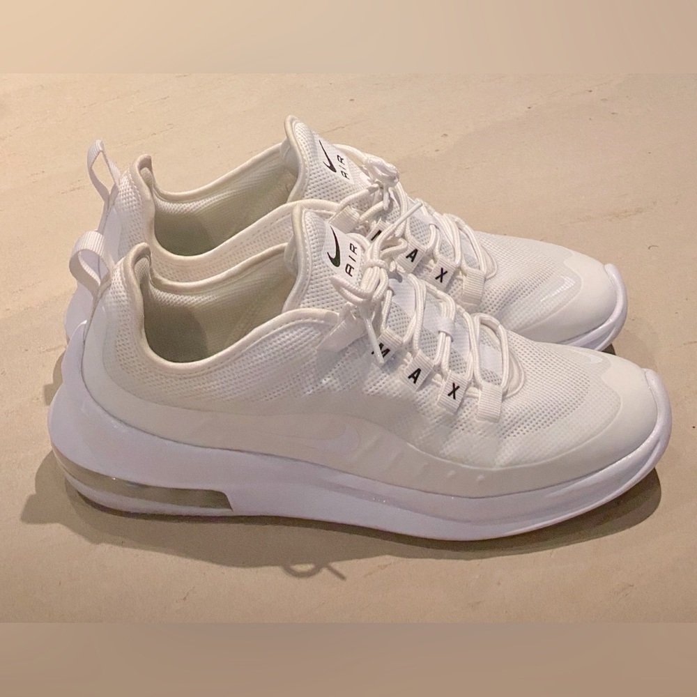 Nike Air Max Axis in White size 9